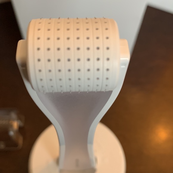 BNIB Rodan + Fields AMP MD Micro-Exfoliating Roller Display Kit 💙 - Picture 5 of 14